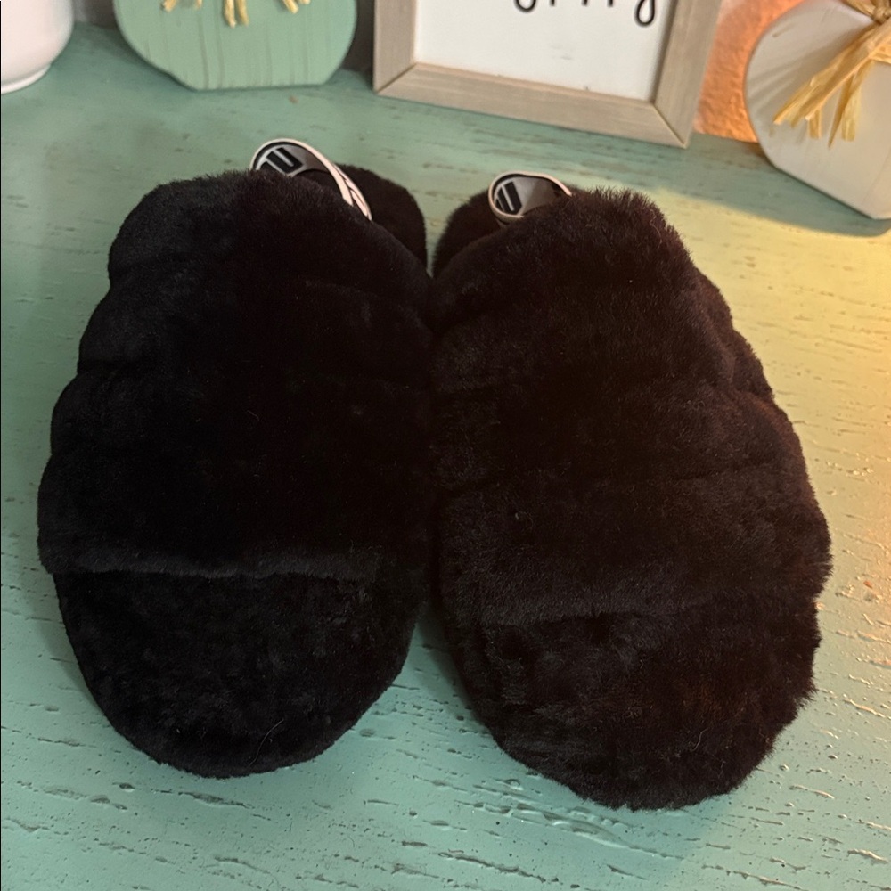 Cozy Black Fuzzy Ugg Slippers SZ 5 Wos box 124